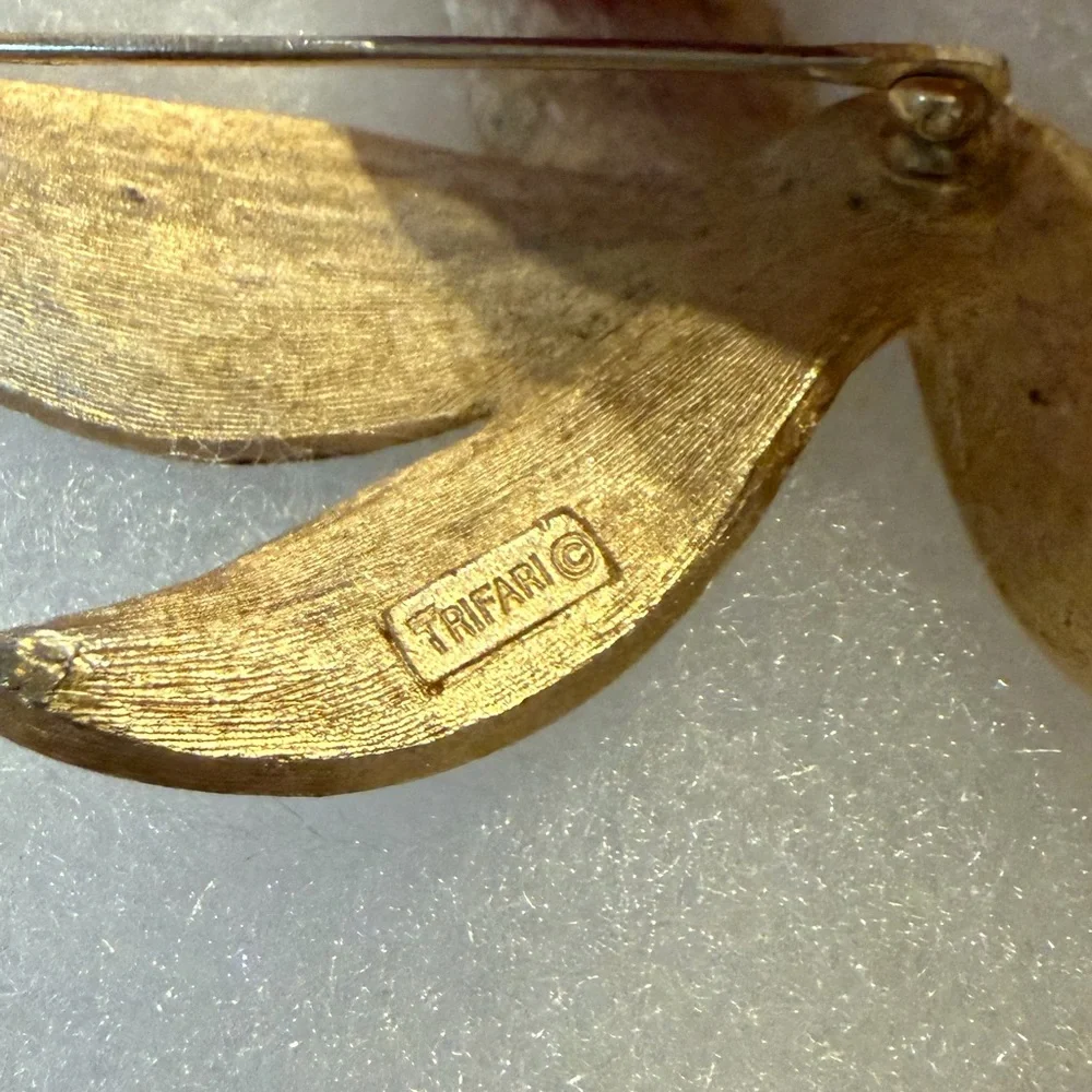 Vintage Crown Trifari Gold Tone Leaf Brooch